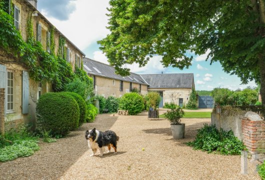 A artists' house with a cluster of small houses on the way to Le Mans - photo  n°3